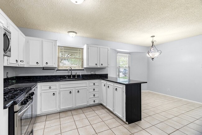 Building Photo - 2405 Emerson Ct