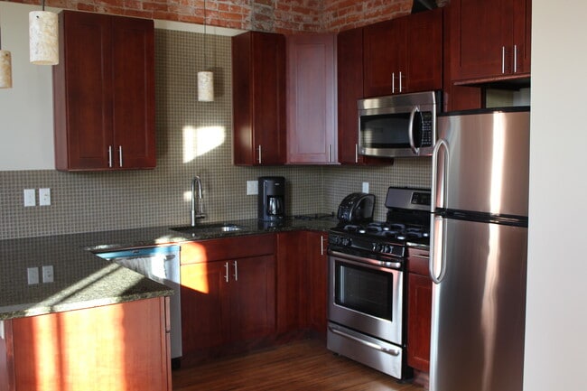 Building Photo - Gorgeous 2 Bedroom Apartment Downtown