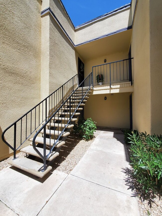 Building Photo - MELROSE DISTRICT CONDO WITH HUGE MOVE-IN SPECIAL – HALF OFF FIRST & SECOND MONTH’S RENT!