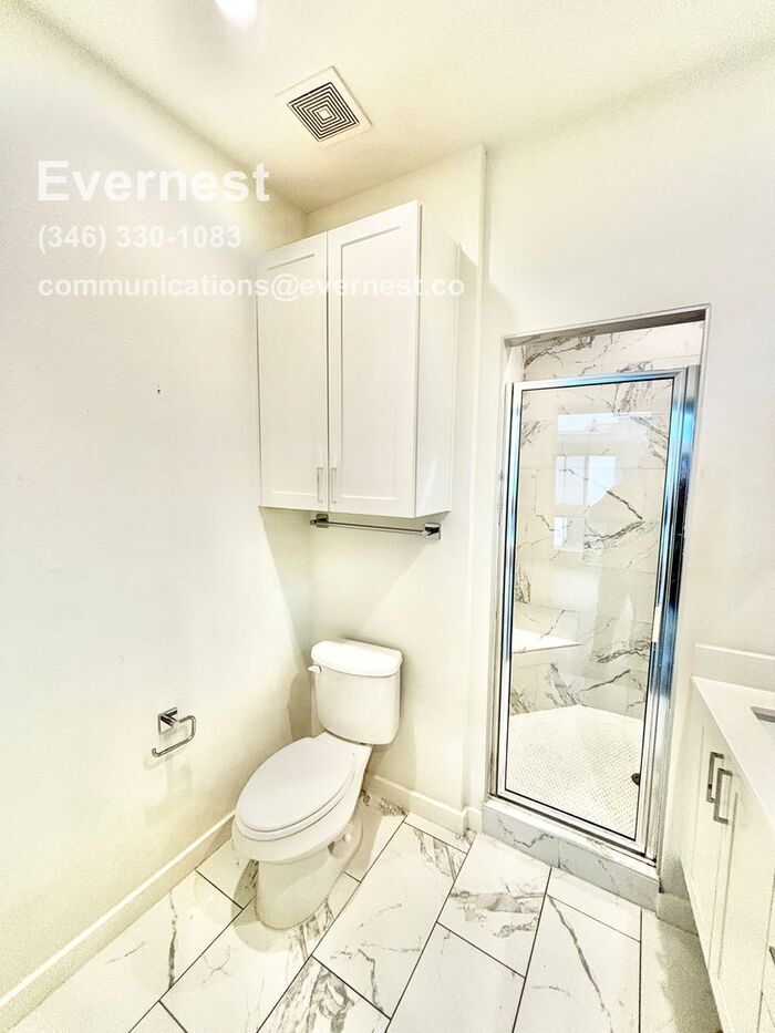 Building Photo - 2528 N Fitzhugh Ave