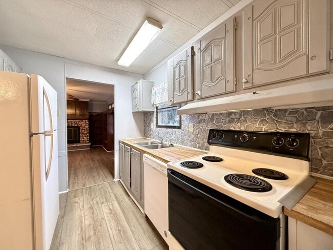 Building Photo - 965 Weems Chapel Rd