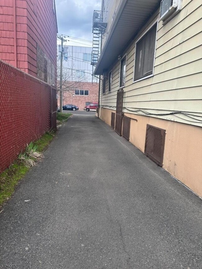 Building Photo - 1075 E Jersey St