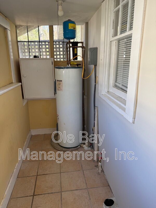 Building Photo - 110 Demouy Ave