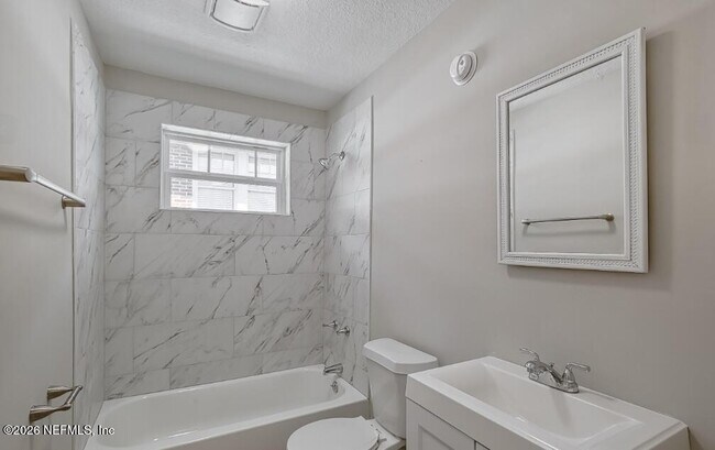 Building Photo - 2819 Oak St