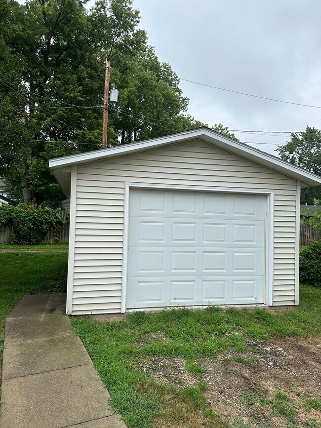 Building Photo - Beautiful 2 bedroom house with garage $875
