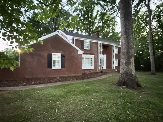 Building Photo - 906 Crescent Cir