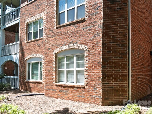 Building Photo - 5609 Fairview Rd