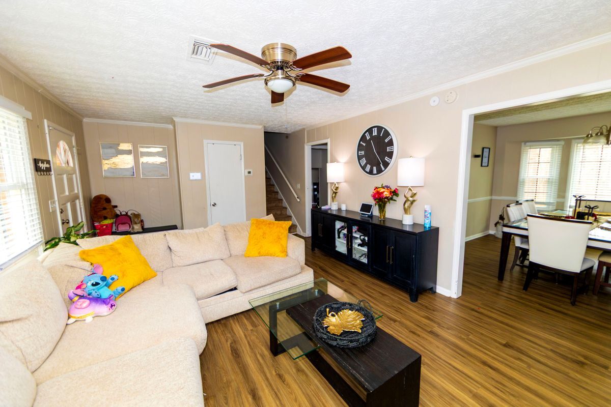 Building Photo - 917 Chartley Dr SW