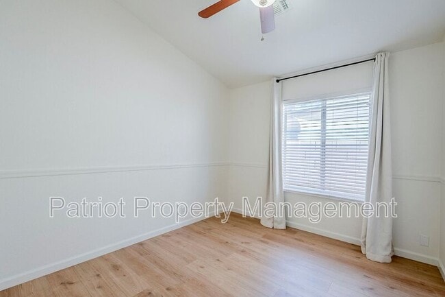 Building Photo - 2530 E Camellia Dr