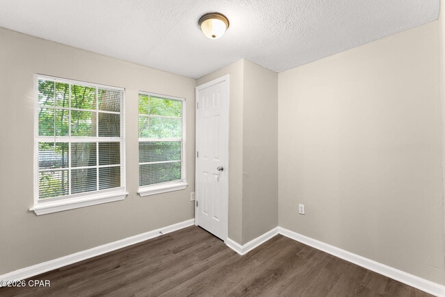 Building Photo - 119 College Ave