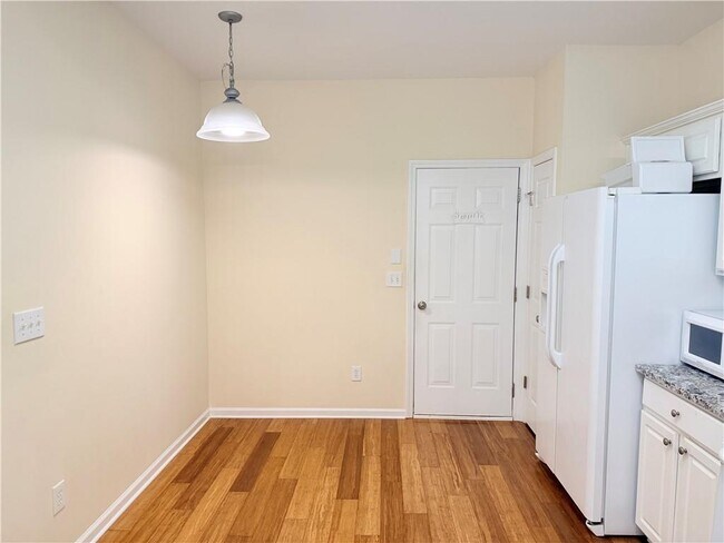Building Photo - 2380 Fairlie Dr