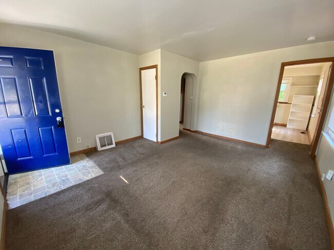 Building Photo - 927 Davies Ave
