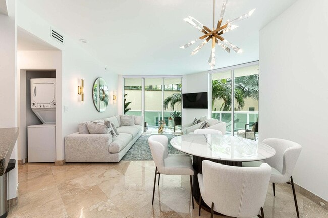 Building Photo - 347 N New River Dr E