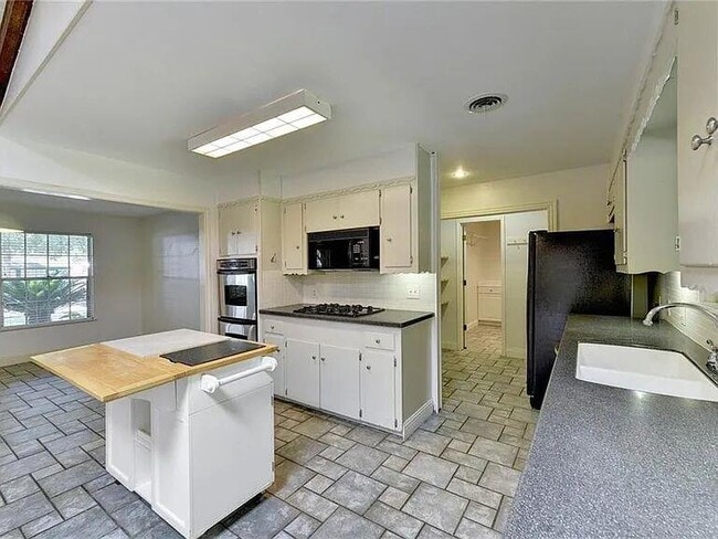 Building Photo - 2906 Greenlawn Pkwy