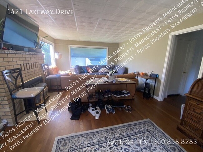 Building Photo - 1421 Lakeway Dr