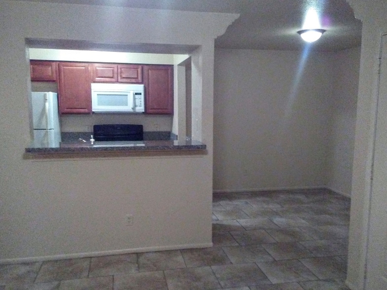 Building Photo - 2925 Winkler Ave