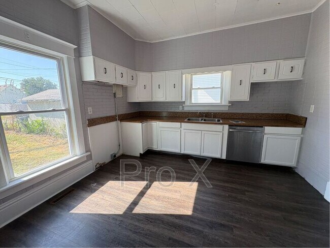 Building Photo - 2110 S Byers Ave