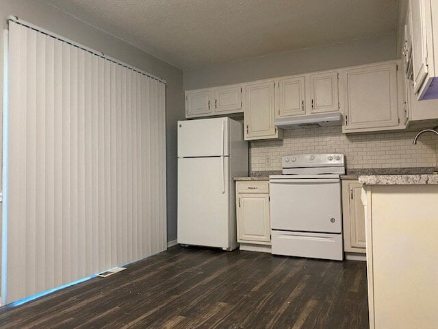 Building Photo - "Charming 2-Bed Townhome (multiplex buildi...