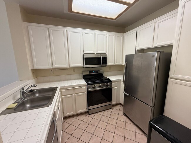 Building Photo - Beautiful 2 Bed, 2.5 Bath Two-Story Townho...