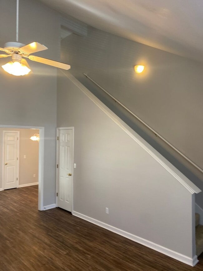 Building Photo - Beautiful 3 Bedroom 3 Bath