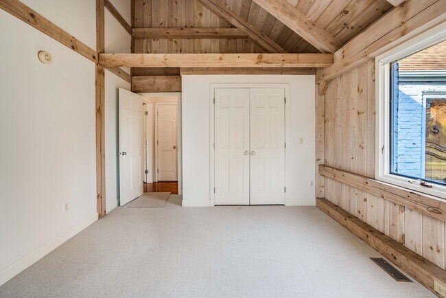 Building Photo - 123 Cove Rd