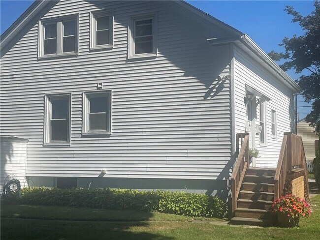 Building Photo - 40 Batcheller Ave