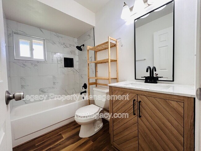 Building Photo - 493 Dahlia St