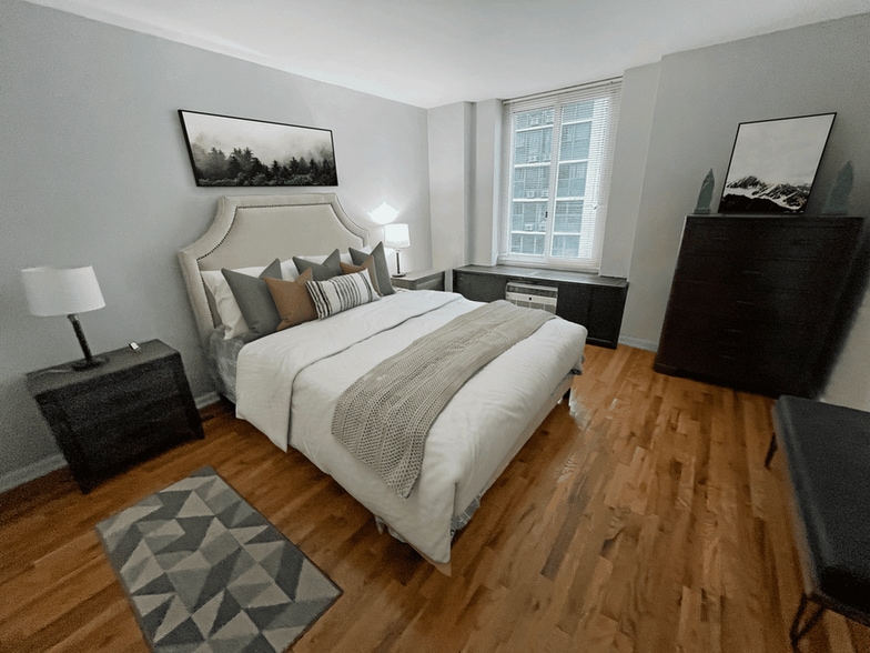 Building Photo - 4600 N Clarendon Ave