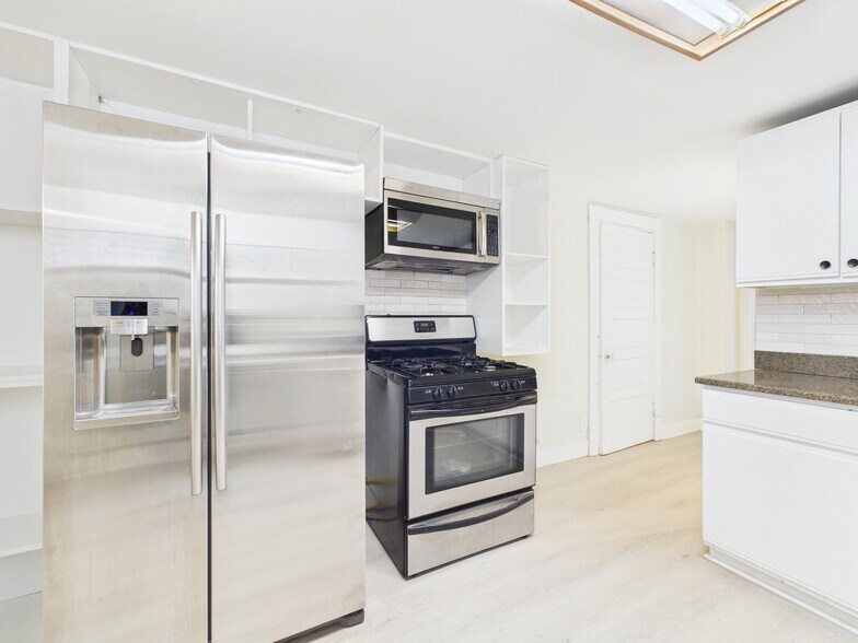 Building Photo - 1541 W Barry Ave