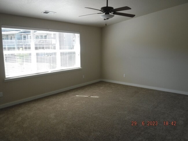 Building Photo - Nice 3 Bedroom townhouse in E Medford