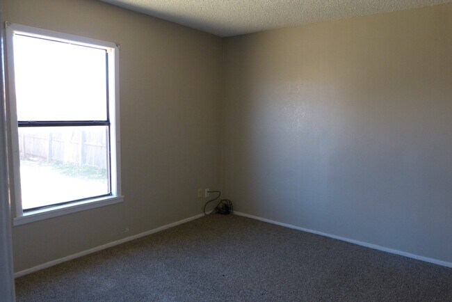 Building Photo - Cute 3 bedroom!