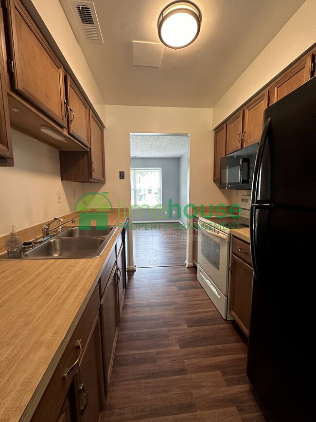 Building Photo - 1318 River Birch Run S