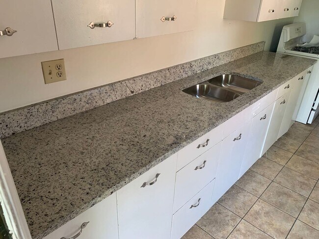 Building Photo - Unique 2 BR 1 BA in Upper Arlington