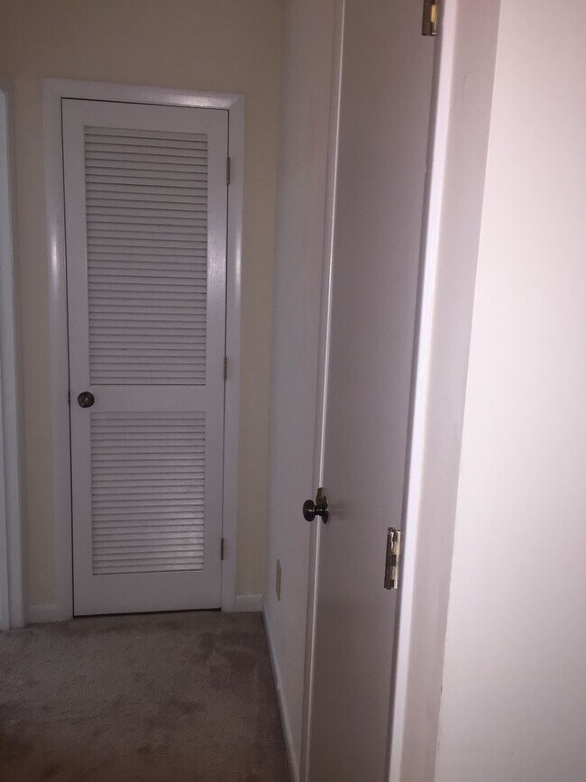 Building Photo - Modern 3BR Condo in Finley Forest – Prime Chapel Hill Location near UNC & RTP