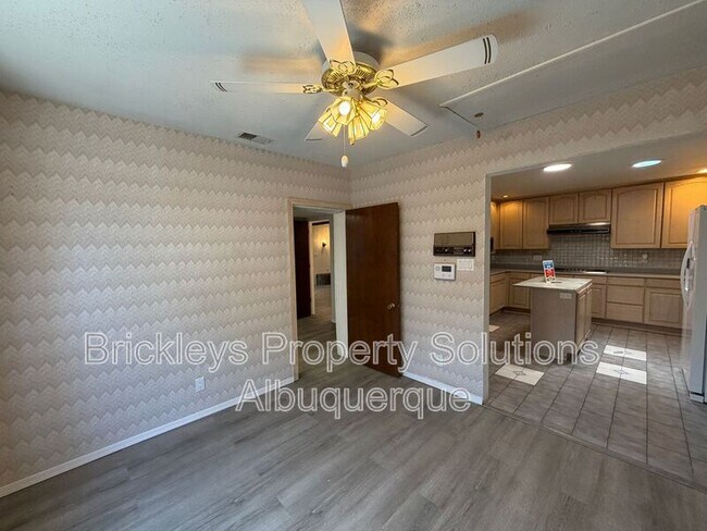 Building Photo - 337 Glorieta St NE