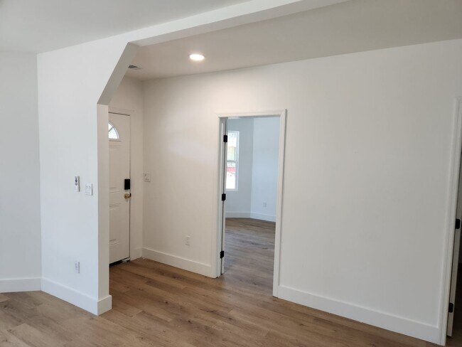 Building Photo - 422 W 42nd St
