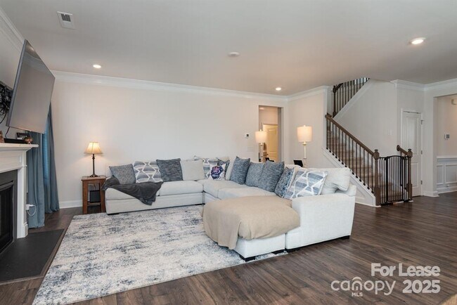 Building Photo - 2046 Saddlebred Dr
