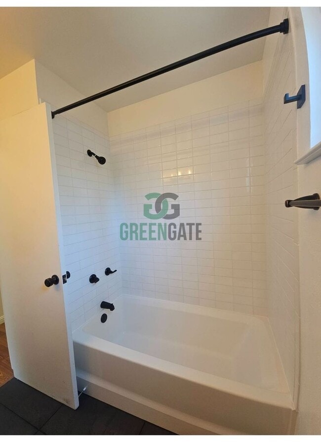 Building Photo - 3 BEDROOM 2 BATH HOME MOVE IN READY IN MOD...