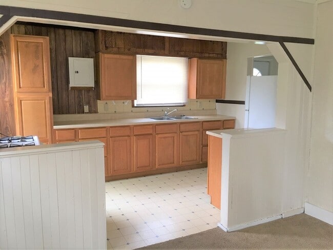 Building Photo - Three Bedroom Home with Main Floor Laundry on a Large Acre + Lot!!