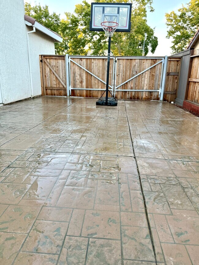 Building Photo - 2056 N Bend Dr