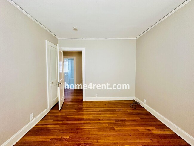 Building Photo - First Level Condo, Just Off the Plaza with Hardwood Floors and Lawn Care Provided!
