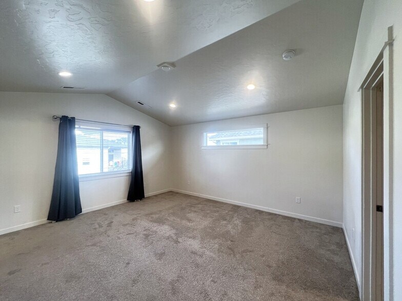 Building Photo - 3315 S Cabin Creek Way