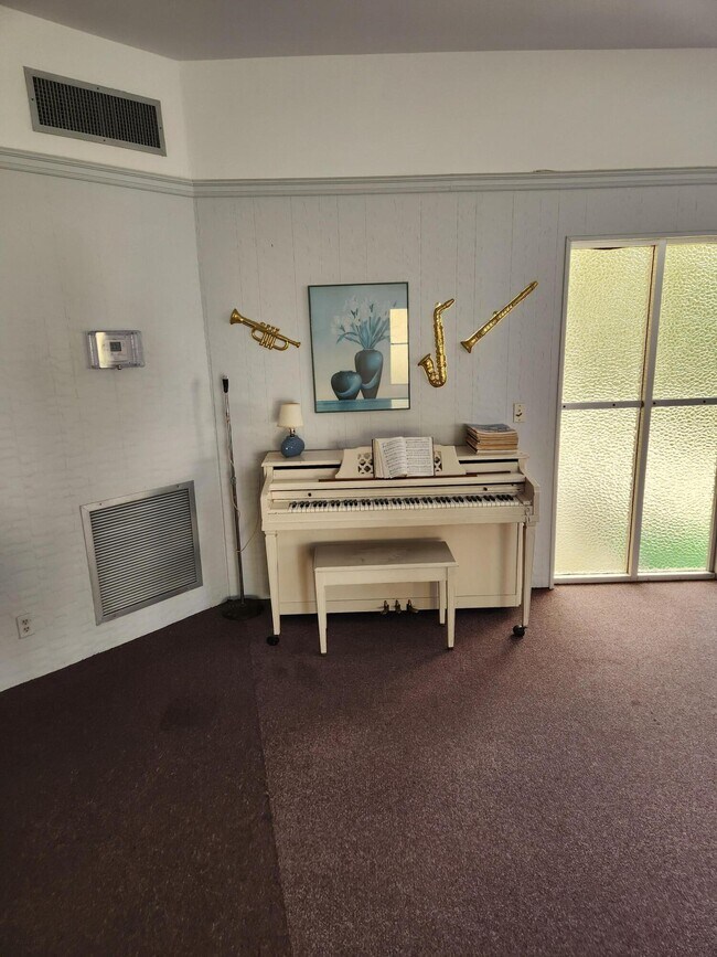 Building Photo - 600 Village Green Ct