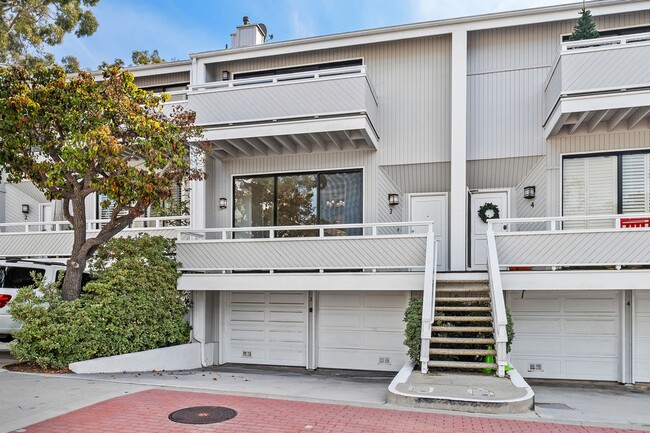 Building Photo - Desirable Newport Beach Home