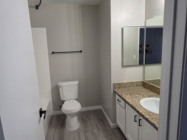 Building Photo - Charming 3 bed 2 bad located at Park 1