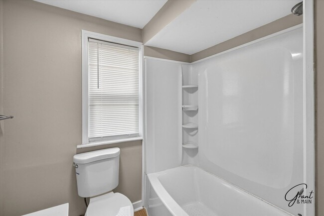 Building Photo - $1300 2 bedroom bungalow
