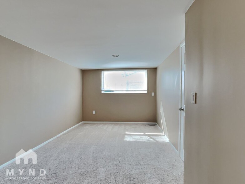 Building Photo - 347 Leona Dr