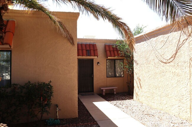 Building Photo - Nice Townhome