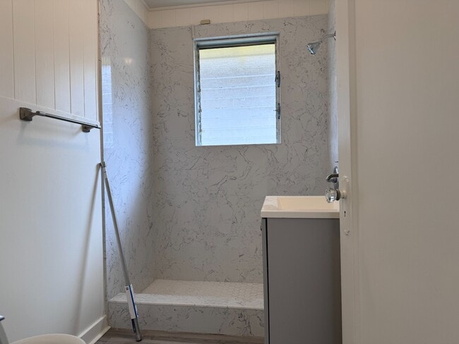 Building Photo - 2 Bed/1 Bath/ 1 Parking w/ Split A/C unit