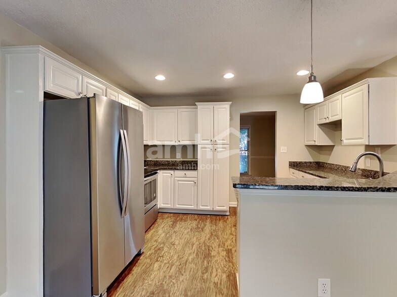 Building Photo - 581 Thornbush Ter